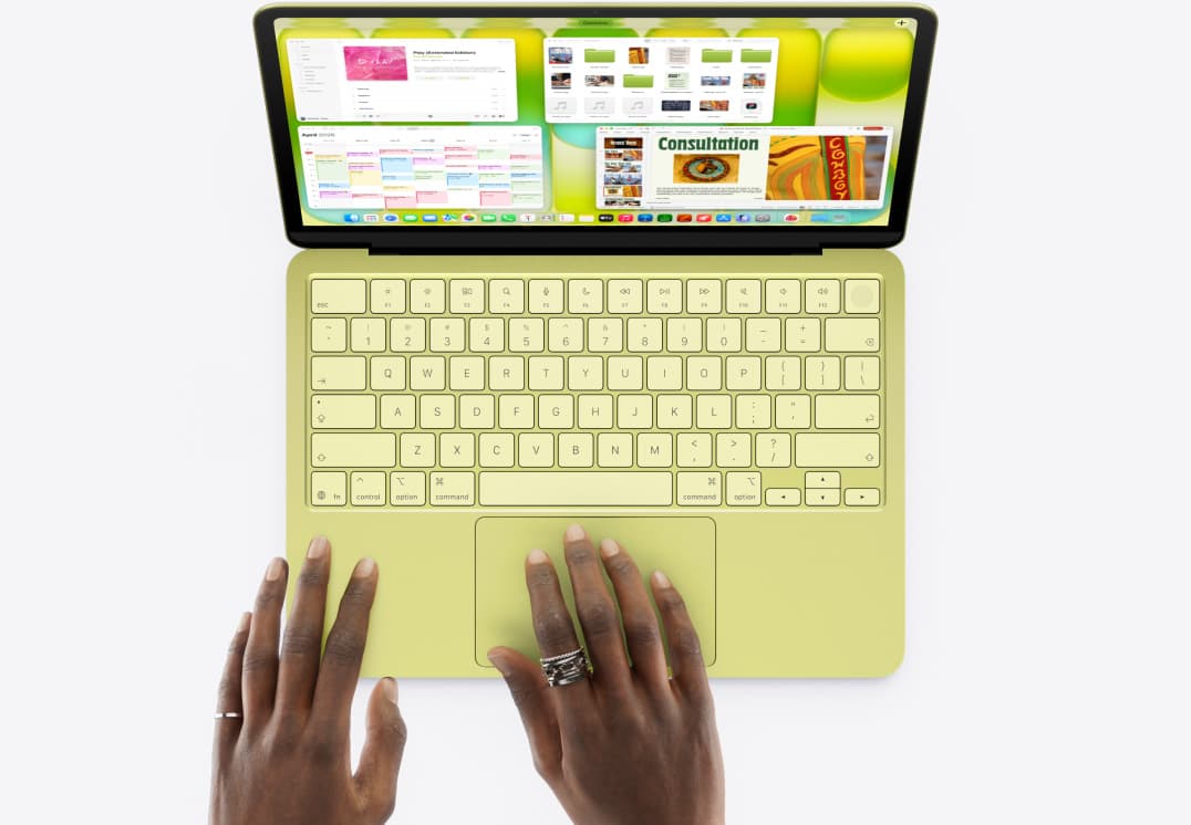 Pessoa usando um MacBook Neo amarelo-cítrico durante o trabalho